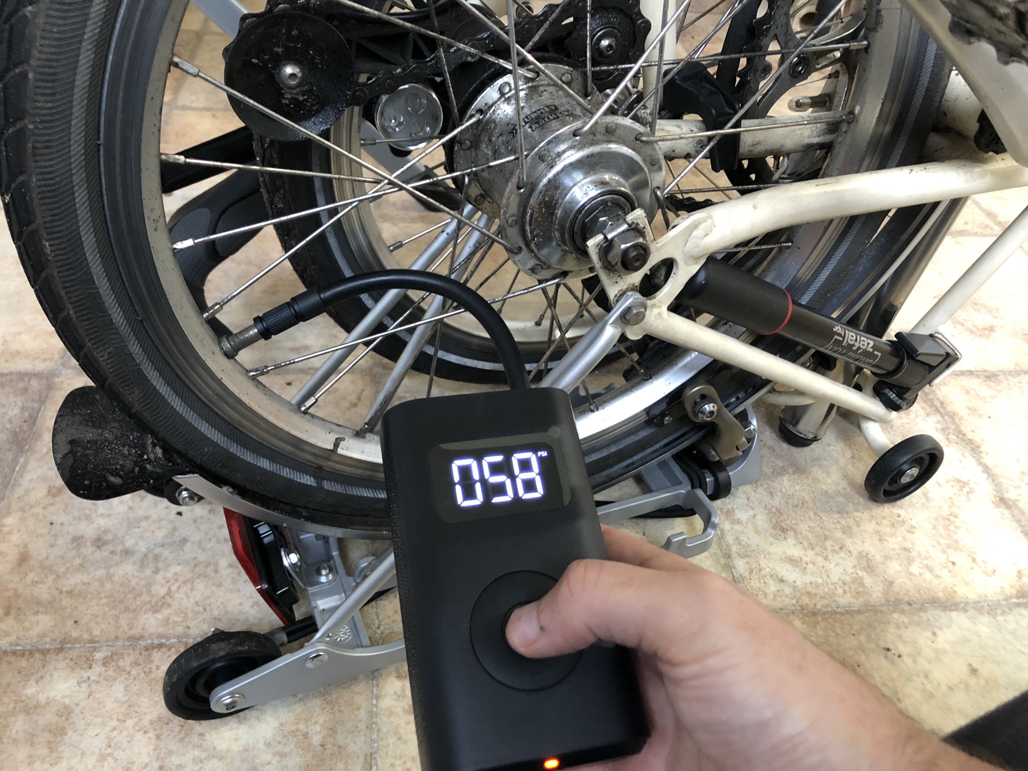 Xiaomi compressor inflating my Brompton&rsquo;s rear tyre